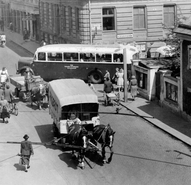 Damals 1952: Verkehr im Nachkriegs-Linz
Äußerst vielfältig präsentierte sich das Linzer Straßenbild im Jahr 1952: Pferdefuhrwerke waren noch allgegenwärtig, hinzu kamen Handwagen, Fahrräder und Motorräder. Bis 1966 kamen in der Stadt, wie auf der Abbildung gut ersichtlich, noch Autobusse mit Anhängern zum Einsatz. Diese wurden schließlich durch moderne Gelenkbusse ersetzt. Das Bild zeigt die Kreuzung der Urfahrer Hauptstraße mit der Reindlstraße. | Foto: Archiv der Stadt Linz