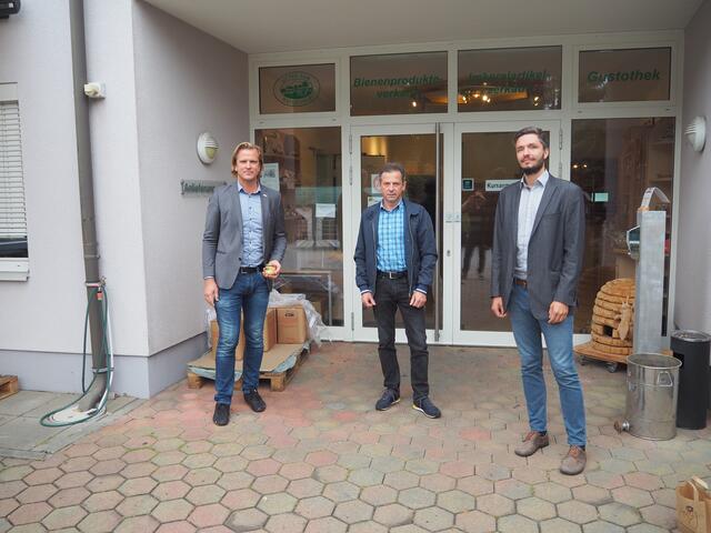 Besuch im Imkerzentrum: V. Larissegger, W. Kurz, C. Kozina (v.l.) | Foto: KK