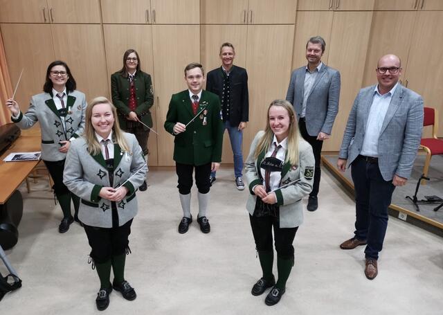 Die erfolgreichen Absolventen u.a. mit Musikschuldirektor Alfred Ornig (r.).  | Foto: Musikschule Bad Radkersburg