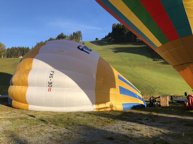 In wenigen Augenblicken richtet sich der Ballon auf.  | Foto: Alexander Holzmann