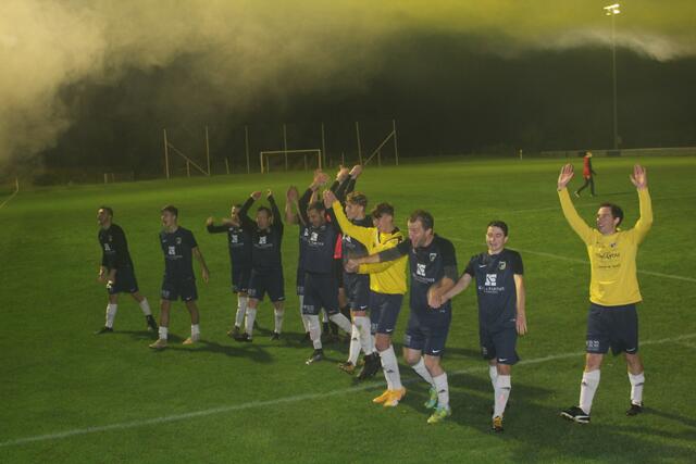 Erleichterung in Grabern. Nach dem Spiel gabs die Welle mit den Fans | Foto: arbes