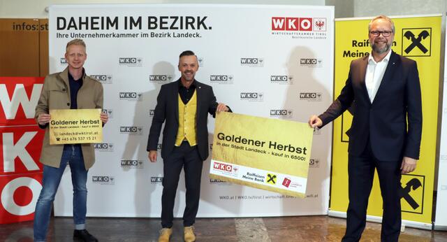  Die Initiatoren des Projektes „Goldener Herbst in der Stadt Landeck – kauf in 6500!" Mathias Weinseisen (Obmann Leistungsgemeinschaft Landeck-Zams), Otmar Ladner (WK-Bezirksstellenleiter) und Roger Klimek (Raiffeisenbanken des Bezirks Landeck) (v.l.).  | Foto: Othmar Kolp