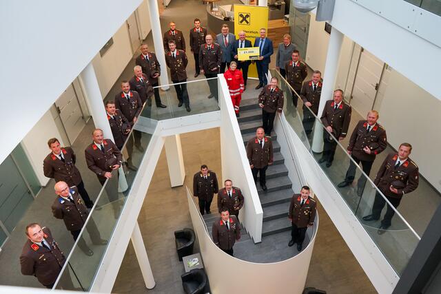 Die Raiffeisenbank spendete an die Einsatzkräfte der Region.