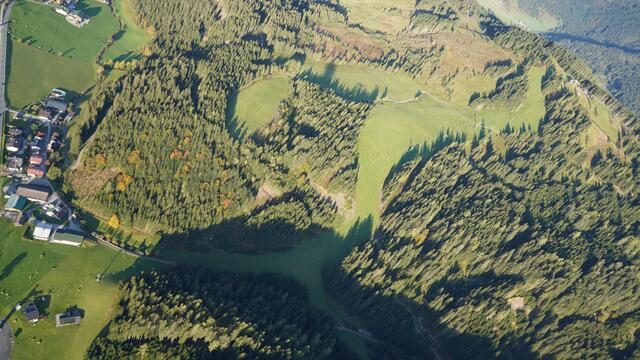 Blick vom Ballon aus auf die Trasse der Mooslehenbahn in Filzmoos, die bald einem modernen 6er-Sessellift weichen soll.  | Foto: Alexander Holzmann