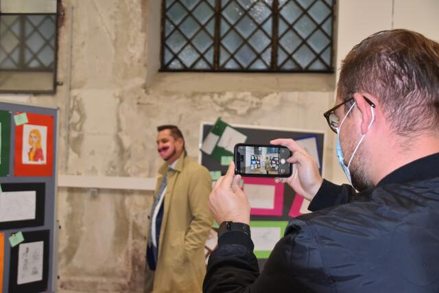 Bezirksvorsteher Marcus Franz (im Hintergrund mit Maske) entdeckte einige Talente. | Foto: Karl Pufler