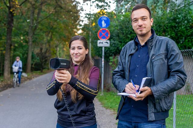 Die Redakteure Anna-Maria Riemer und Christoph Hofer blitzten Radfahrer.