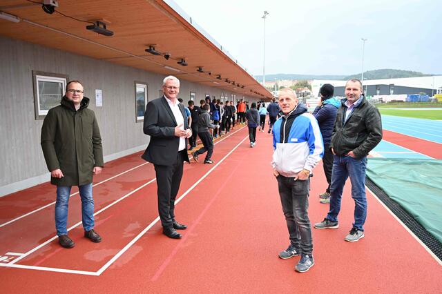 Bürgermeister Thomas Steiner beim Lokalaugenschein mit Vizebürgermeister Istvan Deli und dem Obmann des Ausschusses für Schule, Jugend und Sport, Gerald Hicke sowie dem Leiter der Leichtathletik-Akademie Rolf Meixner. | Foto: Eisenstadt
