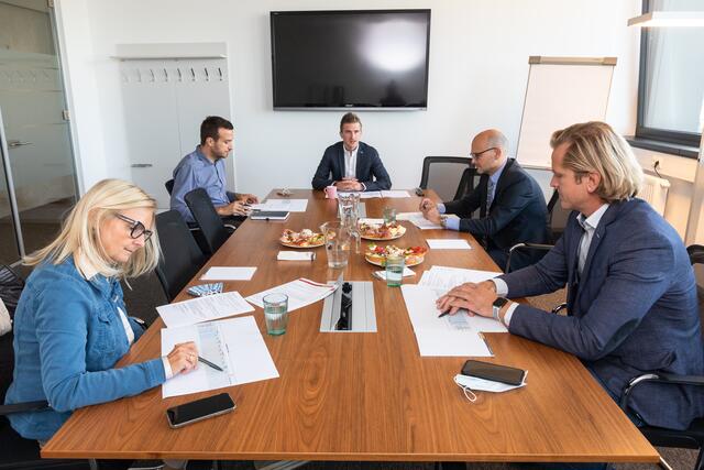 Die Jury rund um G. Lechner (vorne, l.), V. Larissegger (vorne, r.) und M. Paternoga (hinten, r.) diskutierte eifrigst. | Foto: Jorj Konstantinov