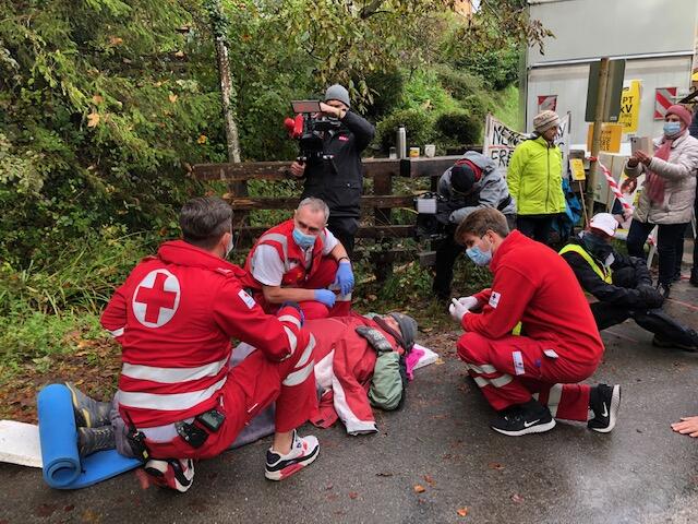 Die Rettung brachte einen Demonstranten ins Krankenhaus. | Foto: Gertraud Kleemayr