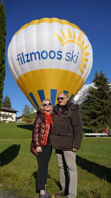Nach erfolgreicher Landung im Gemeindegebiet von Ramsau strahlten die Bergbahnen-Eigentümer Matthias und Martina Moosleitner vor Freude.  | Foto: Alexander Holzmann