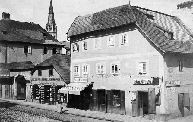 Damals: Gasthof „Zum Herrenhaus“
Der ehemalige Gasthof „Zum Herrenhaus“ an der Landstraße – links im Bild mit dem Eingang zum Gastgarten – zählte zu den größten Gasthöfen von Linz. Er diente der Stadt seit dem 17. Jahrhundert als Quartier für vornehme Herren; 1713 ging er in Privatbesitz über. Im Jahr 1895 wurde das Gebäude abgerissen und an seiner Stelle bis 1898 das Kaufmännische Vereinshaus errichtet (Architekt: Hermann Krackowitzer). | Foto: Archiv der Stadt Linz