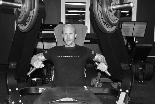 Trainiert wird nach den Anleitungen seines Coach, dem IFBB Athleten Manuel Chalupka.
