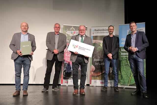 Auszeichnung für die Gemeinde Wartberg: Ortsbauernobmann GR Konrad Gebeshuber, Imkervereinsobmann Manfred Mayr, Bürgermeister ÖkR Franz Karlhuber, Stv. Geschäftsführer Klimabündnis Österreich und Regionalstellenleiter Norbert Rainer, Umwelt-Landesrat Stefan Kaineder (v.li.)