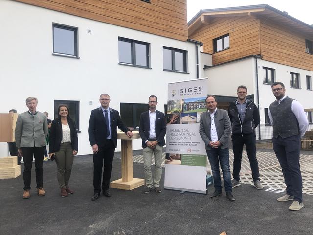Forstdirektor Franz Lanschützer (li.), Christine Meissnitzer (Umweltmedizinerin), Tamswegs Bürgermeister Georg Gappmayer (3. v. li.), Christian Plaickner
(Finanzdienstleistung), Josef Meissnitzer (GF Siges, 3. v. re.), Stefan Pfisterer (Projektleitung, 2. v. re.) und Bauleiter Manuell Rettensteiner.