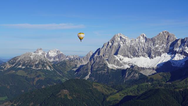 Zwischen Dachstein und Bischofsmütze schwebte der neue Ballon bei der Jungfernfahrt. | Foto: Alexander Holzmann
