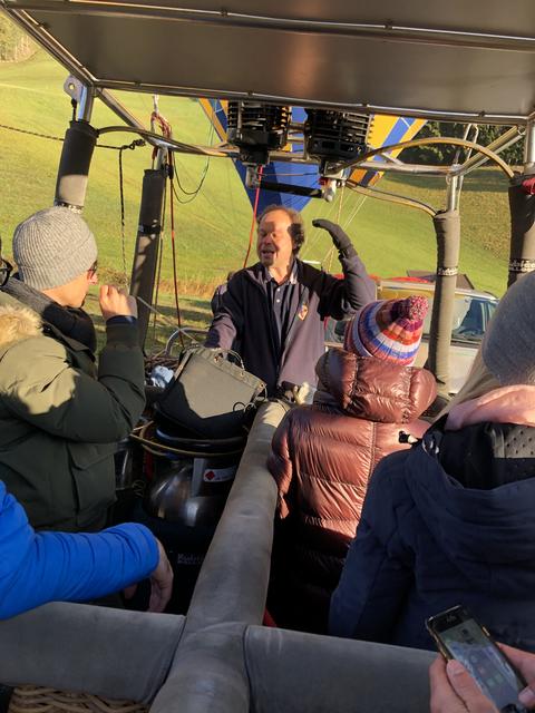 Die "Journalisten-Crew" betritt den Ballon, Fahrer Thomas aus der Steiermark gibt erste Anweisungen.  | Foto: Alexander Holzmann