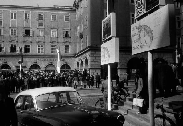 Damals 1955: Dritte Linzer Kulturtagung
Neben den Notwendigkeiten des Wiederaufbaus in wirtschaftlicher und infrastruktureller Hinsicht wurde bereits im Linz der Nachkriegszeit Kunst und Kultur ein sehr hoher Stellenwert beigemessen. Die 1953 ins Leben gerufenen „Linzer Kulturtagungen“ hatten zum Ziel, VertreterInnen der verschiedenen Kultursparten zusammenzuführen und einen Austausch zwischen den einzelnen Kultureinrichtungen zu ermöglichen. | Foto: Archiv der Stadt Linz