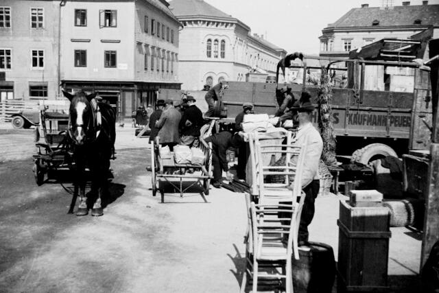 Damals 1931: Boten am Pfarrplatz
Der Pfarrplatz war der Umschlagplatz für die aus den verschiedenen Teilen des Landes nach Linz hereinkommenden Boten. Sie besorgten für ganze Ortschaften die Einkäufe von Waren, die am Land nicht zu bekommen waren. Wo und zu welchen Zeiten der Bote für eine bestimmte Ortschaft anzutreffen war bzw. abreiste, wurde im Amtskalender veröffentlicht. Ihrem Gewerbe setzte die zunehmende Motorisierung ein Ende. | Foto: Archiv der Stadt Linz