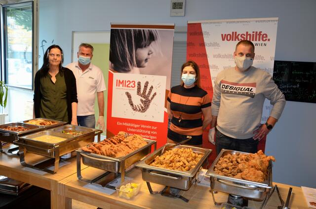 Die ehrenamtlichen Mitglieder und freiwillige Helfer stellten sich hier unentgeltlich in den Dienst der guten Sache. | Foto: IMI 23