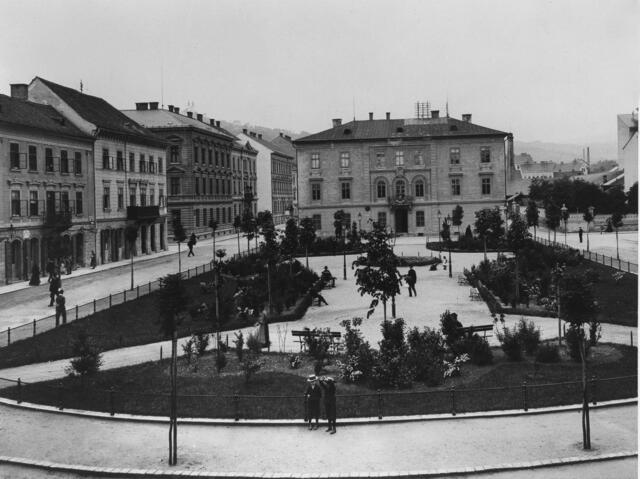 Damals 1913: Rathaus Urfahr mit Parkanlage
Um für Urfahr ein eigenes Bezirksgericht zu schaffen, wurde im Jahr 1853 das Rathaus an der Rudolfstraße vollendet. Nach der Übersiedlung des Bezirksgerichts in die Ferihumerstraße begann 1911 die Renovierung nach Plänen des Architekten Julius Schulte. Mit der Eingemeindung von Urfahr im Jahr 1919 verlor das Rathaus seine frühere Bedeutung. Im Jahr 1993 sanierte die Stadt Linz das leerstehende Gebäude. | Foto: Archiv der Stadt Linz
