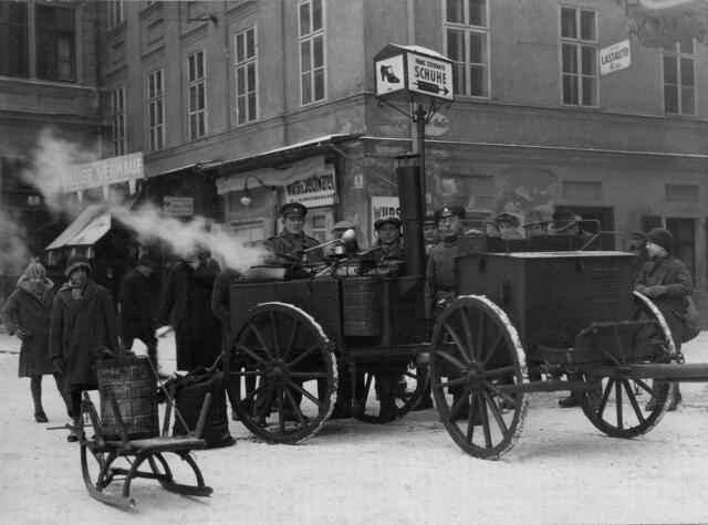 Damals 1929: Suppenaktion für Arme
Im Februar 1929 hatte ein äußerst grimmiger Winter Stadt und Land im Griff: Die meisten Seen waren zugefroren, Schneeverwehungen führten zu Behinderungen im Straßenverkehr. Bei Temperaturen bis zu minus 32 Grad sogar in Linz herrschte eklatanter Kohlemangel, teilweise mussten Schulen deswegen geschlossen werden. Die Stadtgemeinde versuchte mit einer Suppenaktion das Leid der ärmeren Bevölkerungsschichten zu lindern. | Foto: Archiv der Stadt Linz