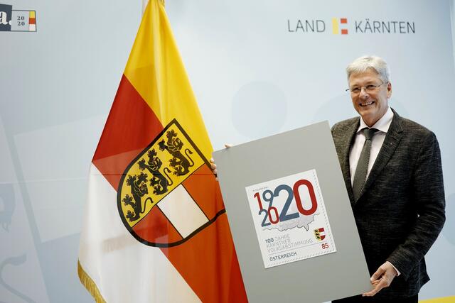 Landeshauptmann Peter Kaiser mit der Sonderbriefmarke  | Foto: Büro LH Kaiser