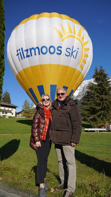 Nach erfolgreicher Landung im Gemeindegebiet von Ramsau strahlten die Bergbahnen-Eigentümer Matthias und Martina Moosleitner vor Freude.  | Foto: Alexander Holzmann