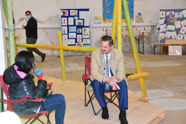 "Herr Bezirksvorsteher, was haben Sie am liebsten gebastelt?" "Ein Seifenkisten-Auto". | Foto: Karl Pufler