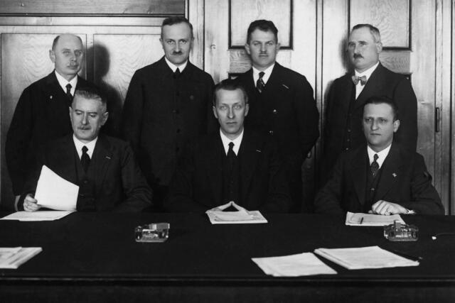 Damals 1934: Der neue Stadtrat nach Februarkämpfen
Nach den Februarkämpfen 1934 wurde anstelle des sozialdemokratischen Bürgermeisters Josef Gruber der Bezirkshauptmann von Urfahr-Umgebung Franz Nusko als Regierungskommissär eingesetzt und neue Beiräte (Stadträte) ernannt. Sitzend (v.l.n.r.): Josef Stampfl, Franz Nusko, Otto Danner, stehend: Matthäus Ribisch, Wilhelm Bock (Bürgermeister von November 1934 bis März 1938), Karl Mitterbauer und Josef Weinzierl. | Foto: Archiv der Stadt Linz