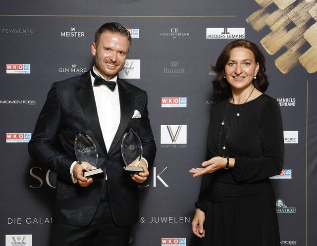 Jurychefin Ines B. Kasparek gratulierte Jürgen Rindler zum Dreifach-Erfolg.