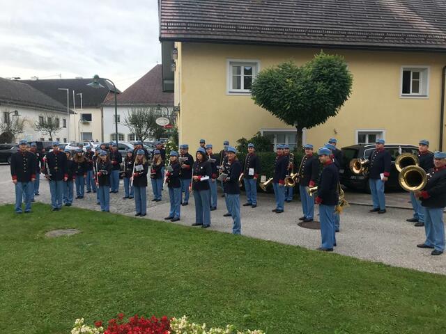 "We are back!" sagten 49 Musiker bei der ersten Probe nach der coronabedingten Unterbrechung seit Mitte März. | Foto: Marlene Holzinger