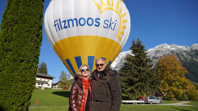 Die Eigentümer Matthias und Martina Moosleitner vor dem eigens angefertigten, rund 5.000 Kubikmeter großen Ballon, der als neuer Werbeträger eingesetzt wird.  | Foto: Alexander Holzmann