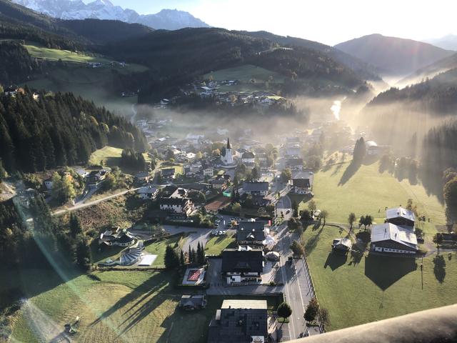 Sanft hebt der Ballon ab und bietet einen fantastischen Blick auf das frühmorgendliche Filzmoos.  | Foto: Alexander Holzmann