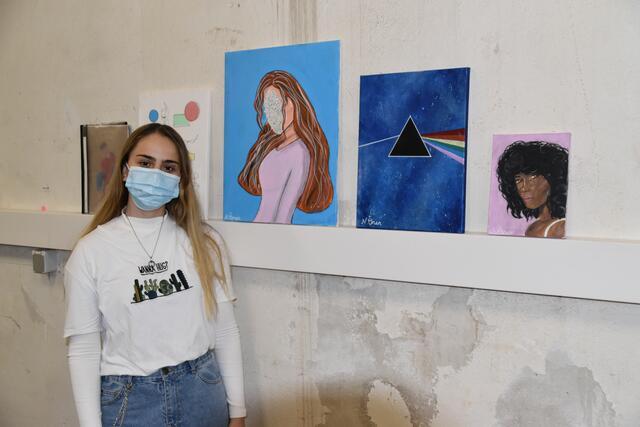 Das "Pink Floyd"-Cover "Dark side of the Moon" und Porträts: Das sind die Kunstwerke, die Netise Ömen während des Lockdowns malte. | Foto: Karl Pufler