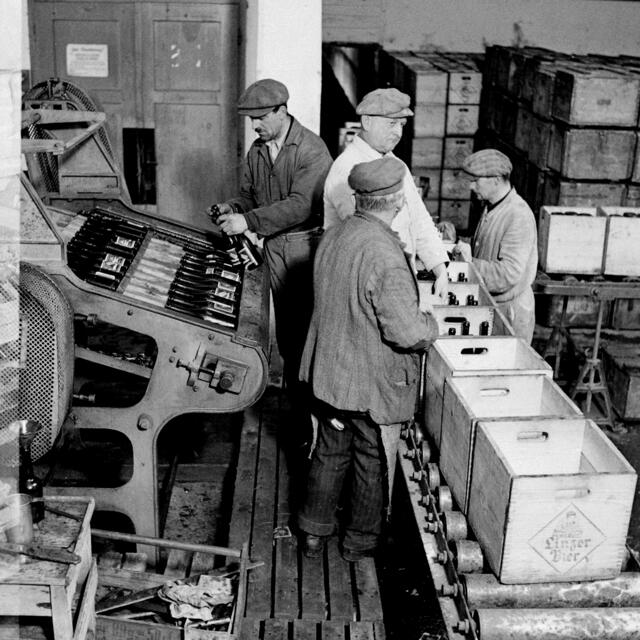Damals 1936: Flaschenwäsche in der Poschacher Brauerei
Gegründet wurde die bekannte Linzer Brauerei 1836. Namensgebend für die Brauerei war der Linzer Josef Poschacher, der den Betrieb 1854 übernahm. Seit 1925 wurde das Unternehmen als Brau AG geführt. Bekannt wurde die Brauerei vor allem für das „Linzer Bier“, das bis zur Einstellung des Braubetriebs 1981 produziert wurde. Dessen Schriftzug und Logo lassen sich auf den hölzernen Bierkisten im Bild gut erkennen. | Foto: Archiv der Stadt Linz