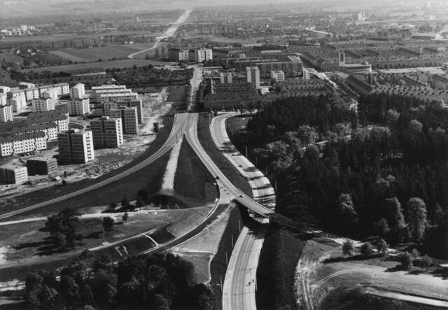Damals 1964: Bau des Autobahnknotens Hummelhof
Im Zuge des 1957 beschlossenen Generalverkehrsplanes für Linz plante man auch den Ausbau des Verkehrsknotens Hummelhof, der 1969 fertiggestellt wurde. Die Aufnahme aus dem Jahr 1964 zeigt den bereits vollendeten Teil sowie rechts davon die 1961 eröffnete Hanuschstraße. Im hinteren Teil des Bildes lässt sich noch der unvollendete Zubringer zur Westautobahn erkennen, der im Oktober 1964 eröffnet werden konnte. | Foto: Archiv der Stadt Linz