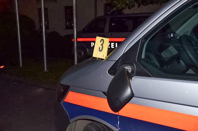 Der Außenspiegel hängt am Fahrzeug runter | Foto: LPD NÖ