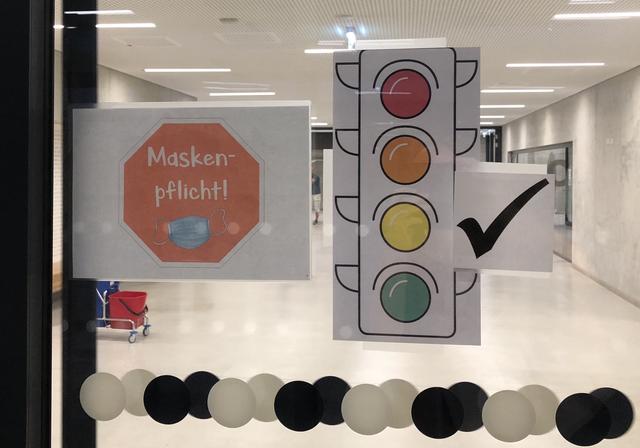 Mit Stand Dienstag, 13. Oktober, gingen im Schulbereich bisher 900 Verdachtsfälle ein. 33 davon waren positiv. Zwölf Klassen sind momentan gesperrt.