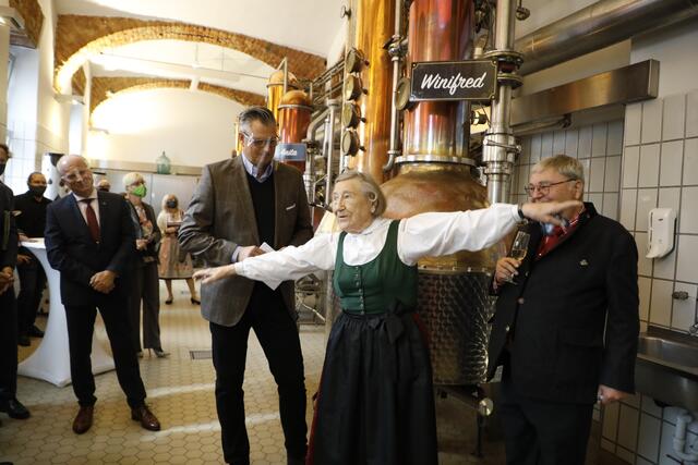 Keine Schnapsidee: Hans-Werner Schlichte (r.) und seine Mutter Winifred freuen sich mit Dorian Steidl über das Firmenjubiläum. | Foto: Oliver Wolf