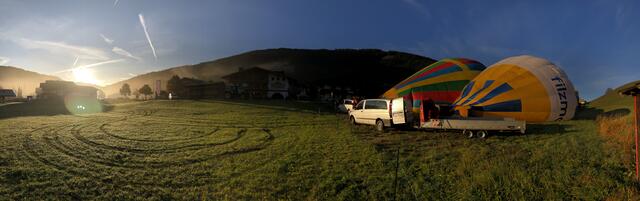 Bereits in der Früh, als die Ballone aufgestellt werden, zeichnet sich Kaiserwetter ab.  | Foto: Alexander Holzmann