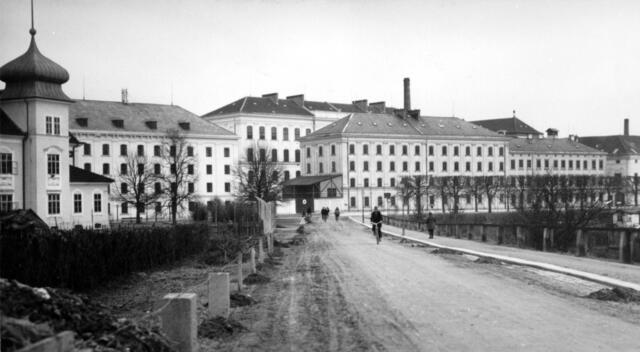 Damals 1930: Tabakfabrik entstand in der Wollzeugfabrik
Nach der Schließung 1850 wurde ein Teil des Geländes der Wollzeugfabrik für den Bau der Tabakfabrik verwendet. Die Linzer Tabakfabrik entstand 1850 als Notstandsgründung. Als erste Fabrik diente der Gebäudetrakt der „Zweiten Färberei“ der alten Wollzeugfabrik (rechts). Sie war von Kaiserin Maria Theresia 1754 verstaatlicht und in „K.K. Aerarial-Wollenzeug-, Tuch- und Teppichfabrik zu Linz“ umbenannt worden. | Foto: Archiv der Stadt Linz