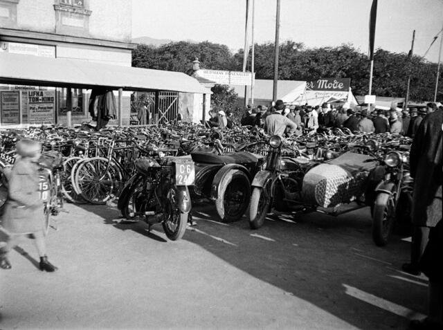 Damals 1931: Fahrzeugpark am Urfahraner Markt
Das Verkehrsgeschehen der Zwischenkriegszeit wurde von Fahrrad und Motorrad dominiert. Das erste Motorrad tauchte in Linz bereits 1899 auf, sein Siegeszug im Individualverkehr war ab diesem Zeitpunkt nicht mehr aufzuhalten. Automobile waren damals noch weitgehend der Oberschicht vorbehalten. Die breite Bevölkerung war noch bis in die 1950er Jahre auf das Fahrrad oder motorisiert, auf das Motorrad angewiesen. | Foto: Archiv der Stadt Linz