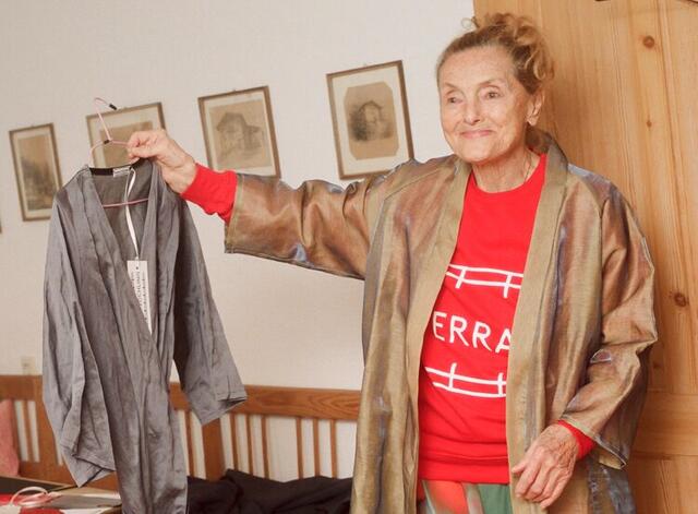 Erni Mangold (93) ist Doyenne der österreichischen Schauspielerinnen und Mannequin für das Modelabel Ferrari Zöchling. | Foto: Ferrari Zöchling