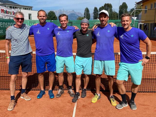 TSV Obmann Michael Steiner gratulierte den Hartberger „Tennis-Jungsenioren“ zur hervorragenden Saison 2020. | Foto: KK