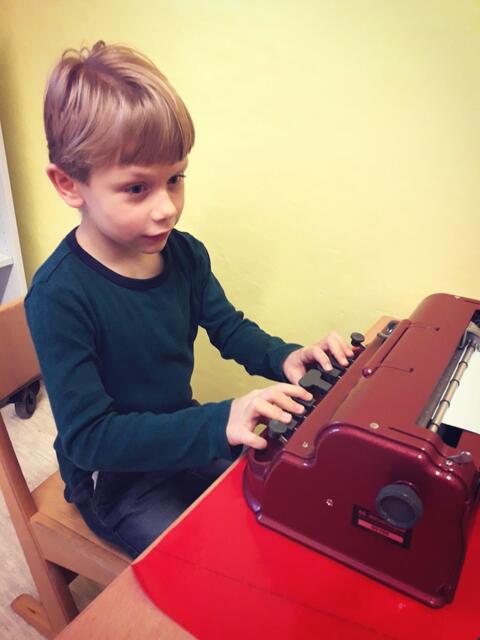 Samuel an einer Braille-Schreibmaschine. | Foto: Hruby