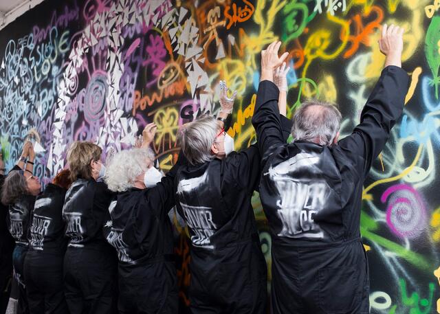 Street Art mit Bedeutung am Vorgartenmarkt: Das Graffito der Senioren steht für Frieden und ein gutes Miteinander.