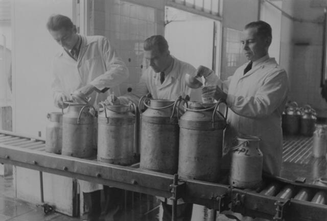 Damals 1950: Kontrolle durch die Lebensmittelpolizei
Auf Grundlage des Lebensmittelgesetzes gab es in Linz ab 1900 einen Marktkommissär, der auch mit der Kontrolle der Lebensmittel betraut war. Nach dem Ende des Zweiten Weltkrieges waren die Beamten der Lebensmittelpolizei, neben ihren Kerntätigkeiten, vornehmlich mit der Lebensmittelbeschaffung betraut. Das Bild zeigt die Beamten bei der Entnahme einer Milchprobe, die dann in einem Labor untersucht werden soll. | Foto: Archiv der Stadt Linz