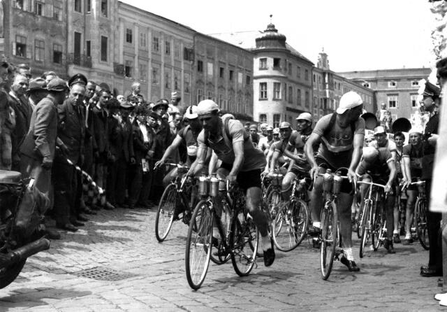 Damals 1949: Erste Österreich-Radrundfahrt in Linz
Start der finalen Etappe der Österreich-Rundfahrt am 30. Juli 1949 auf dem Linzer Hauptplatz: Der spätere Sieger Richard Menapace legt los. Nach einer Woche Rennen hatte er sich bereits einen Vorsprung erarbeitet. Auf den letzten Kilometern bis ins Ziel auf der Wiener Ringstraße konnte er noch eins draufsetzen und mit bis heute unerreichtem Vorsprung gewinnen. Die Begeisterung bei Alt und Jung war grenzenlos. | Foto: Archiv der Stadt Linz