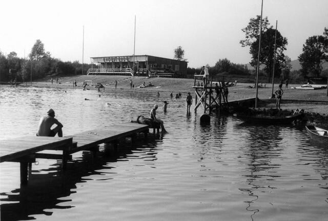 Damals 1953: Freibad der VÖEST am Weikerlsee
Die beiden Weikerlseen entstanden nicht auf natürlichem Weg, sondern dienten während des Baus der Hermann-Göring-Werke ab 1938 als Schottergruben. Nach dem Krieg wurde an dem bereits zuvor beliebten Badeplatz durch die VÖEST ein Strandbad für die Arbeiter errichtet und 1953 eröffnet. Durch das Hochwasser 1954 schwer beschädigt, wurde der Badeplatz jedoch bald darauf zu Gunsten des Pichlinger Sees aufgegeben. | Foto: Archiv der Stadt Linz