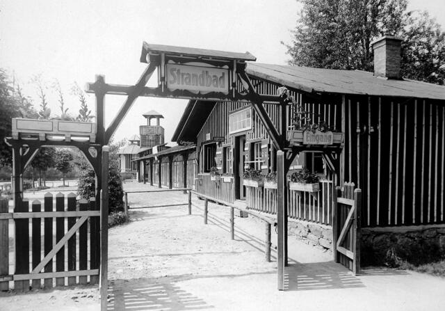 Damals 1920: Das Strandbad Heilham
Als zusätzliches Badeangebot der bereits gut besuchten Städtischen Schwimmschule wurde 1920 das Strandbad Heilham eröffnet. Seine Lage unterhalb der neuen Donaubrücke an einer eher flachen Stelle am linken Flussufer war gut gewählt, erweckte es doch den Eindruck eines echten Badestrandes. Neben Umkleidekabinen für Damen und ausgewiesenen Plätzen zum Sonnenbaden gab es außerdem einen Nichtschwimmerbereich. | Foto: Archiv der Stadt Linz